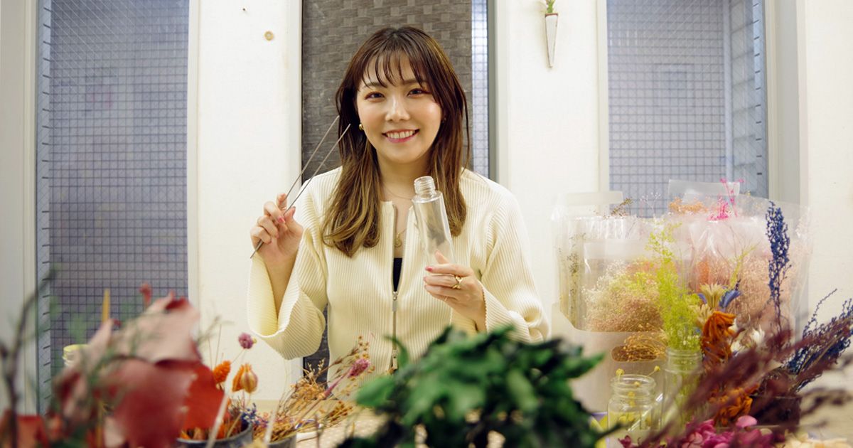 Making a herbarium at Chiaki Kobo in Nakameguro: The editorial team is excited, surrounded by colorful flowers