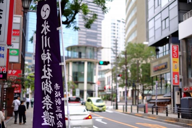东京赤坂的赤坂冰川神社和赤坂冰川节旗帜