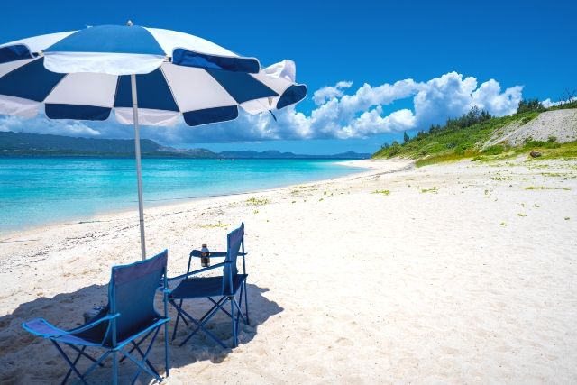 瀬底島　おすすめカフェ　晴天のビーチ　パラソル