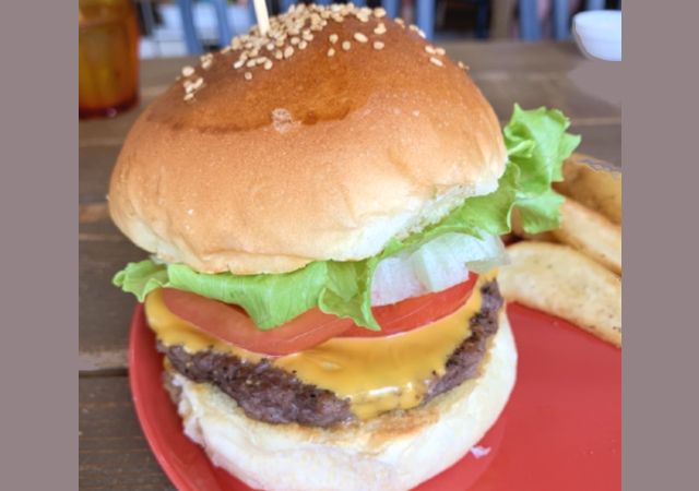 瀬底島・本部町周辺　気軽　おすすめランチ　「ととらべべハンバーガー」