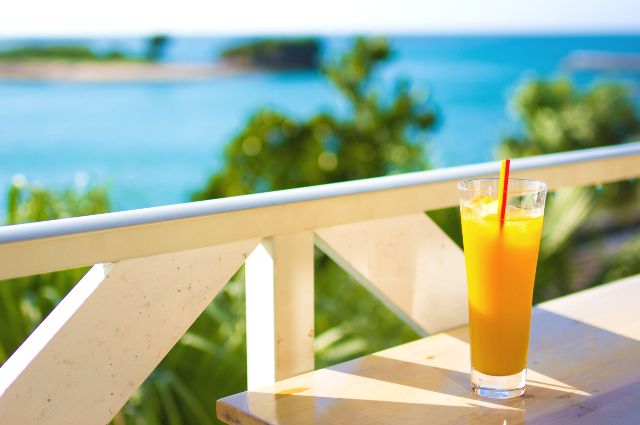沖縄　瀬底島　おすすめカフェ　テラス　ジュース　イメージ