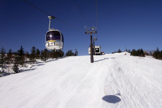 กระเช้าลอยฟ้าที่สกีรีสอร์ท Okushiga Kogen ในเมือง Shiga Kogen จังหวัด Nagano