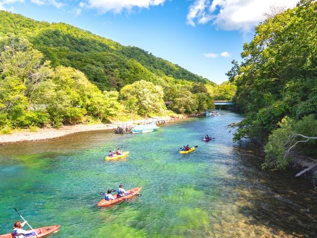 北海道支笏湖上人们享受独木舟运动