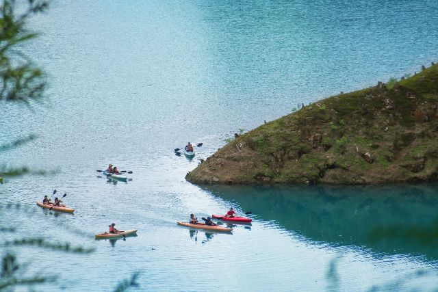 在群馬縣奧島湖上劃獨木舟的人們