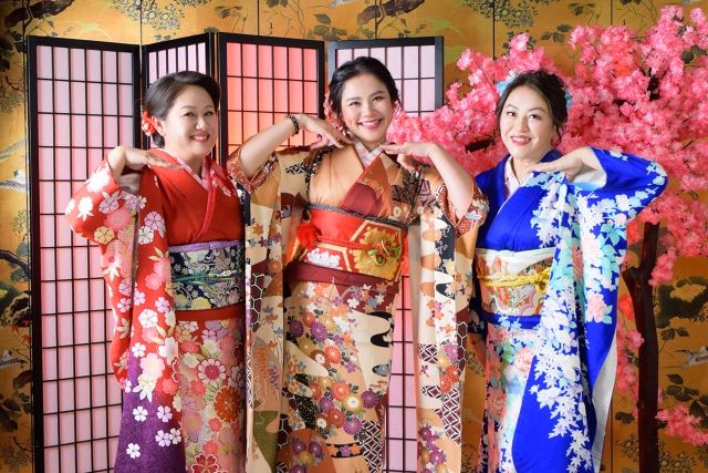 大阪「スタジオノールス」 着物レンタルを楽しむ女性グループ