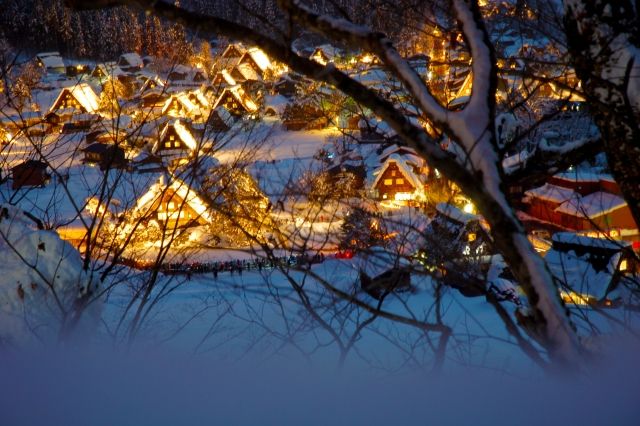 ライトアップされた冬の白川郷の雪景色