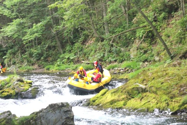 北海道・シーソラプチ川　ラフティングを楽しむ人々