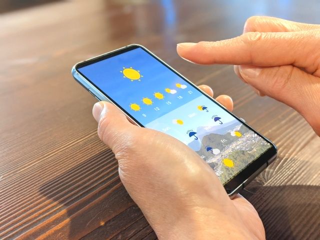 スマホで天気予報を調べる人