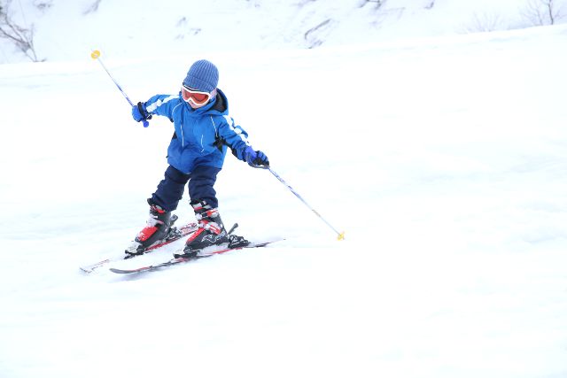 雪育 スキーをする子供 ウィンタースポーツ