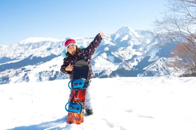 雪育 スノボを楽しむ子供 ウィンタースポーツ