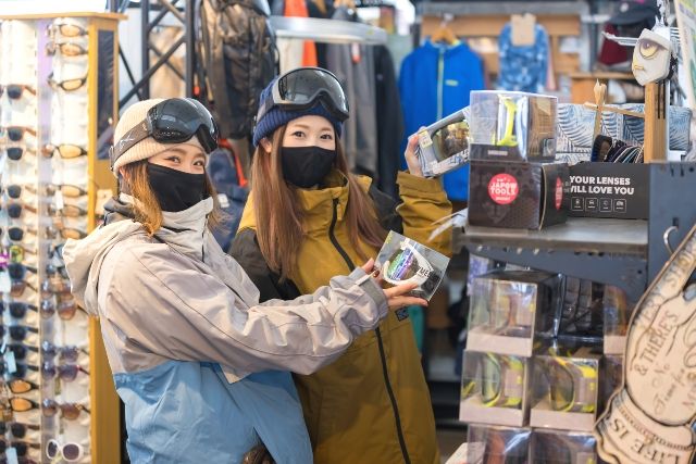 スノボ　売店でゴーグルを買う女性二人組