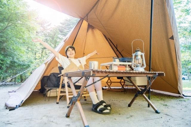 Solo campを楽しむ女性 tent ランタン