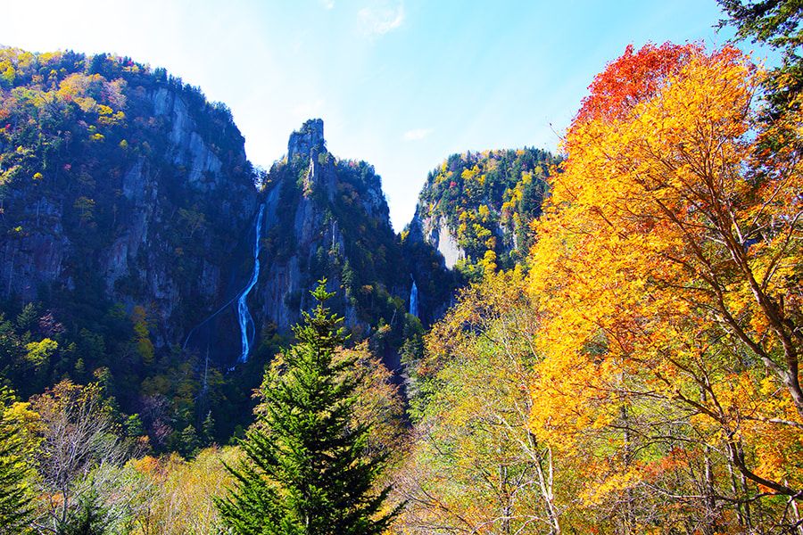 北海道　层云峡　银河瀑布　流星瀑布　日本100处瀑布　双瀑台　展望台　两条瀑布飞流直下，气势磅礴　不动岩　絶壁　秋天的樹葉の名所　滝と秋天的樹葉の壯觀的景色　大雪山国立公园