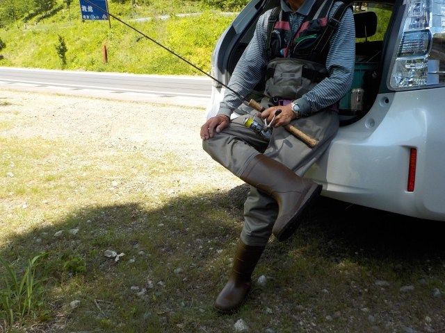 山澗垂釣 垂釣者坐在汽車後備箱（行李箱）中，帶釣魚用具