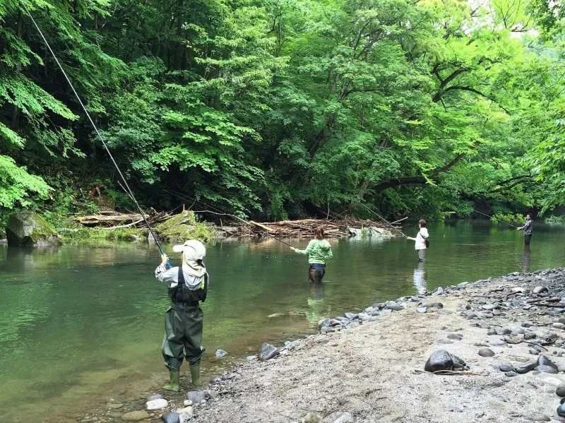 渓流釣りを楽しむ人