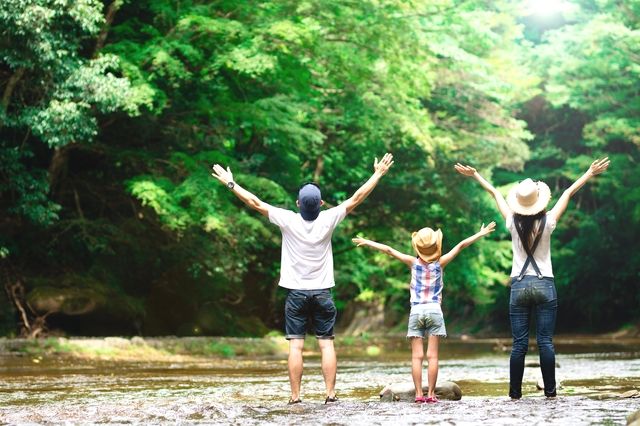 夏キャンプを楽しむ子供