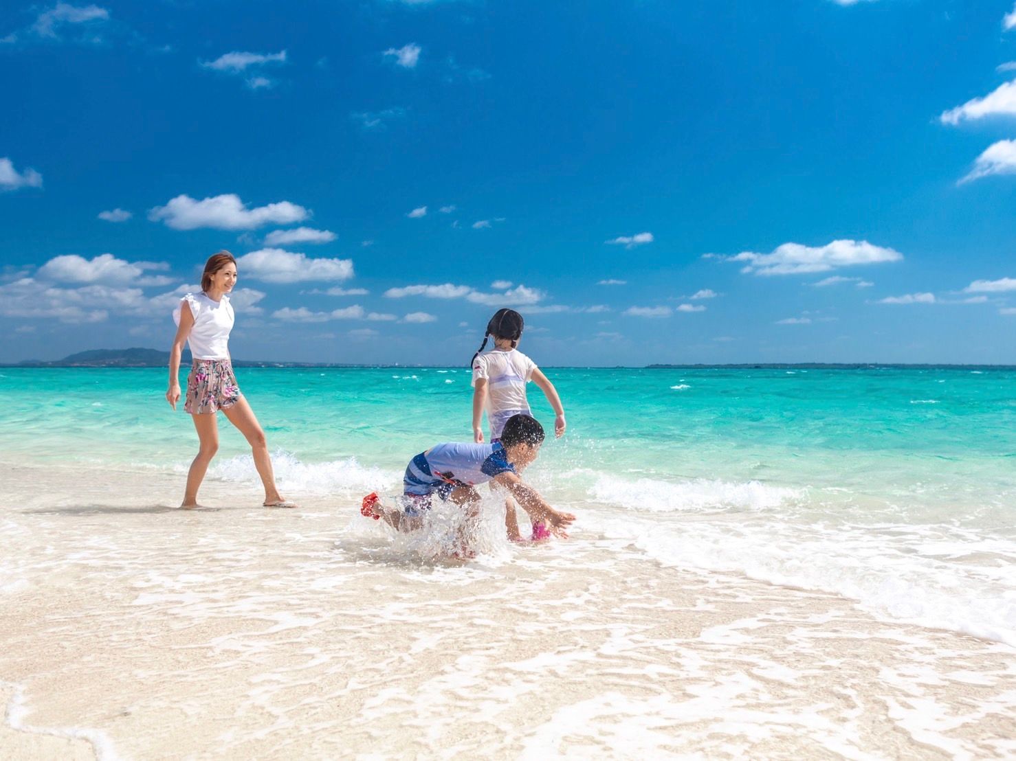오키나와 본섬 바다에서 놀고 있는 부모와 자식 동반·가족에게 인기의 장소