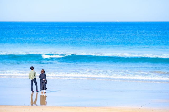 静岡　海を散歩するカップル　カップルに人気の場所
