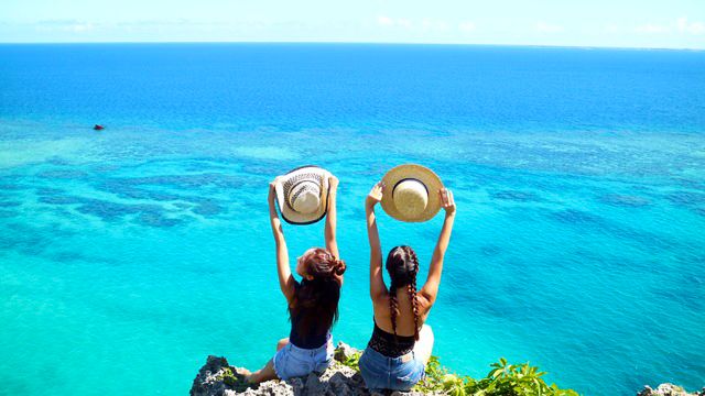 沖繩的偏遠島嶼宮古島 美麗的景色中擺姿勢的女人 女孩旅行的熱門地點 上鏡的 SNS 景點