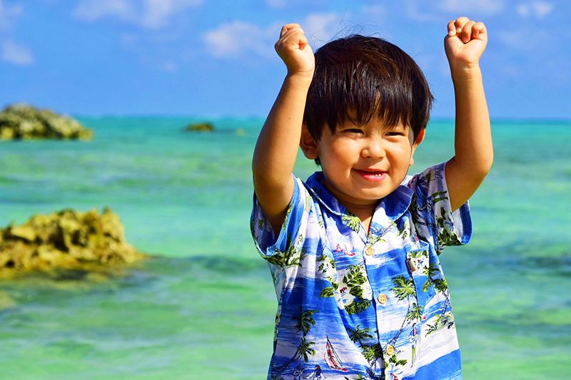 여름방학 여행에 추천 관광지 오키나와 해변에서 웃는 아이