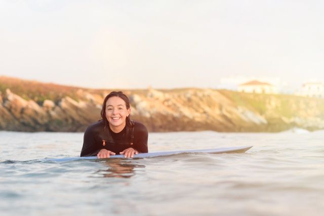 Beginners in surfing should start with a school experience!