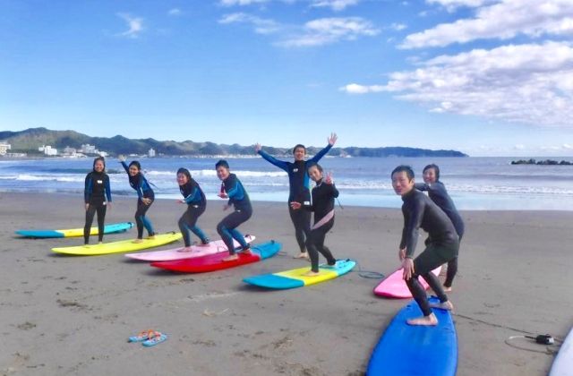 지바의 미나미 보소 「UMI to YAMA (우미 토야마)"에서 서핑 체험을 즐기는 사람들