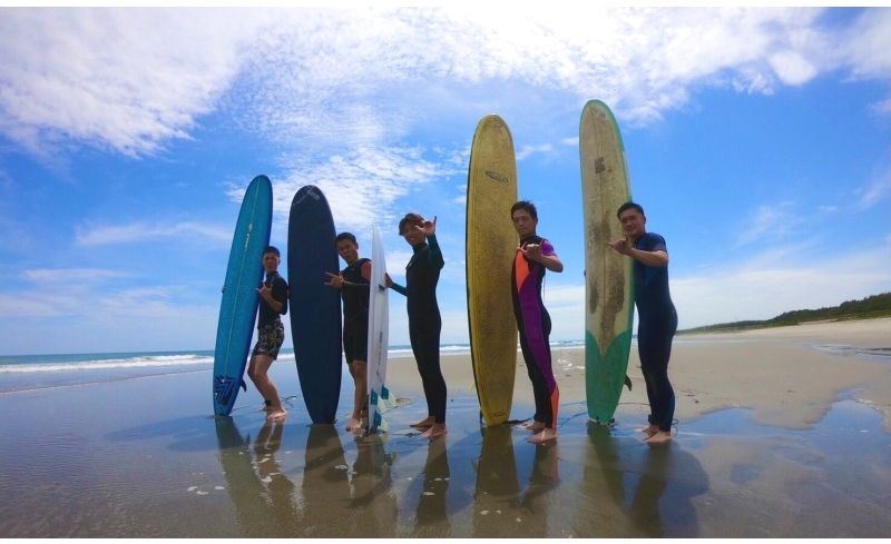 A group of men enjoying surfing at Karum in Shizuoka