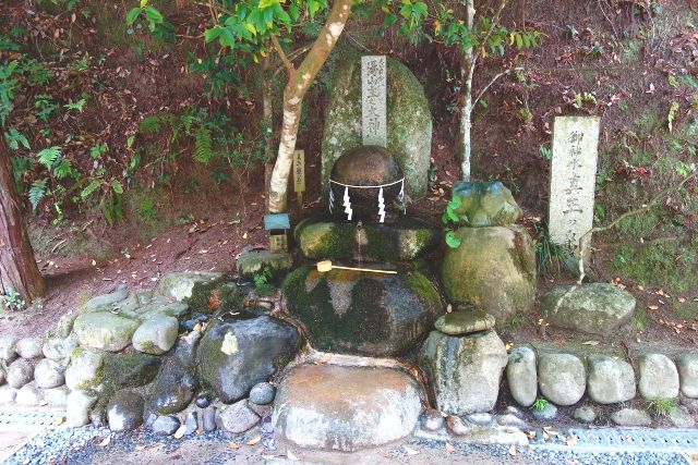 玉作湯神社　パワースポット「願い石」