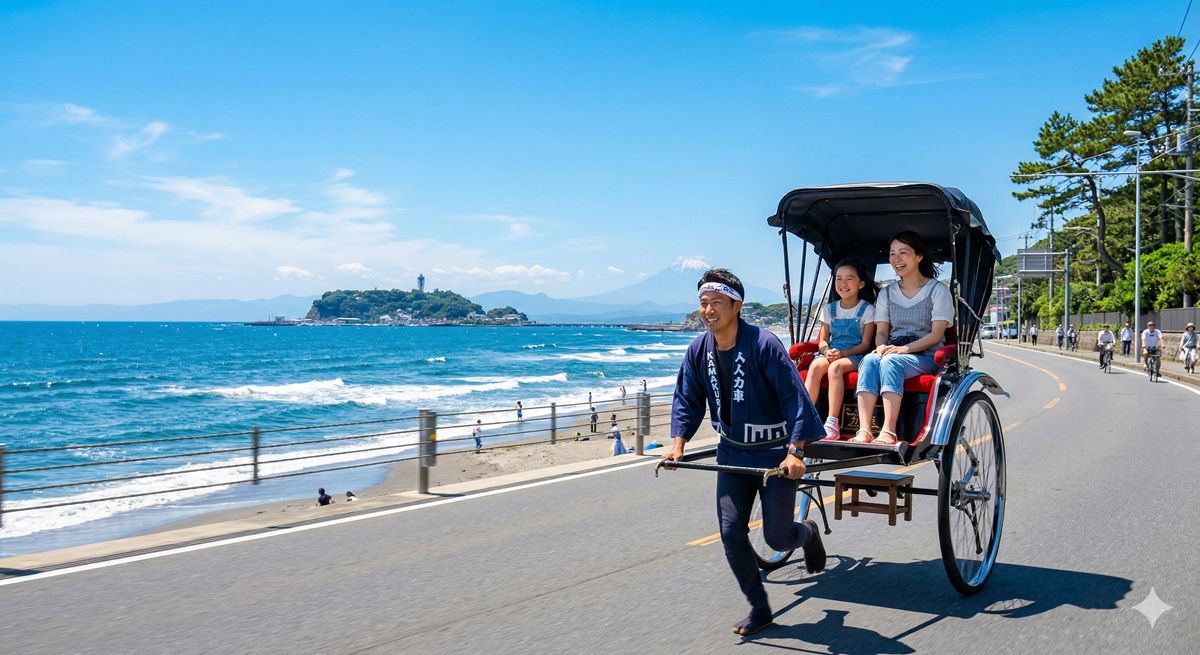 鎌倉の青い海と澄んだ空を背景に、海岸沿いの道路を軽快に走る人力車の爽やかな風景