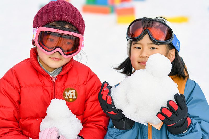 เทศกาลหิมะโทคามาจิ รูปเด็กกับตุ๊กตาหิมะ