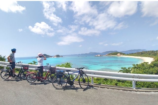 享受Islands Trip組織的渡嘉敷島自行車之旅的人們