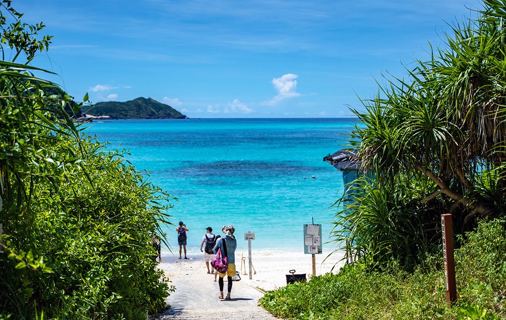 渡嘉敷島でのランチはこれで迷わない　阿波連ビーチに向かう人々