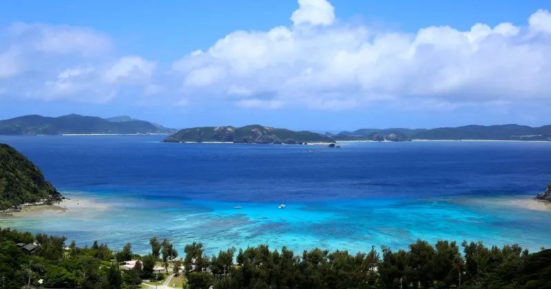 A comprehensive guide to Tokashiku Beach's beach opening time, how to get there, and activity tours with transportation included!