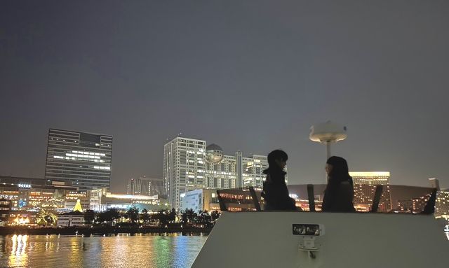 東京「Bowline　Knot　Cruising」　東京湾クルーズ　貸切を楽しむカップル　夜景