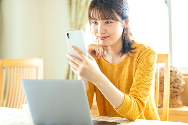 デート前日　スマホで予約　イメージ