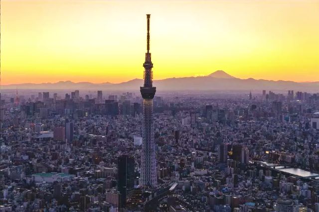 東京スカイツリーと富士山　夕暮れ