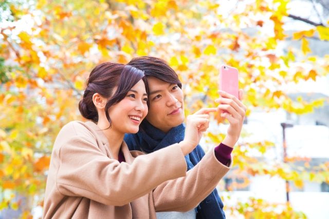記念日デート　自撮りするカップル　写真