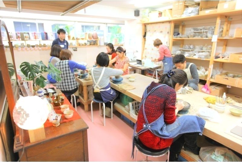 People enjoying pottery experience at Yu Kobo Tokyo Ginza classroom