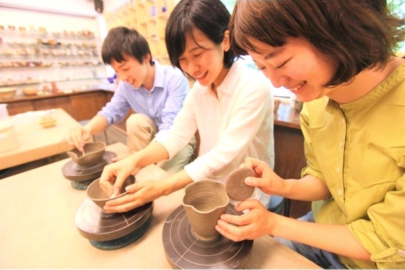 People enjoying pottery experience at Yu Kobo Tokyo Ginza classroom