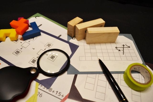 Escape game, mystery solving, reasoning, magnifying glass, pen