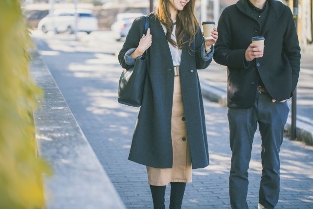 도쿄 연인 데이트 커피를 들고 걷는 커플