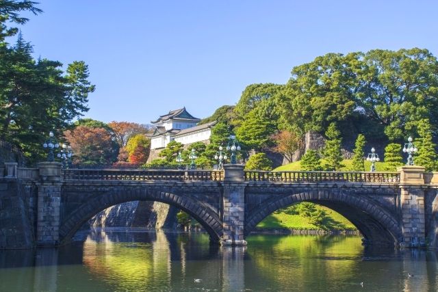 สะพานนิจูบาชิและใบไม้เปลี่ยนสีที่พระราชวังอิมพีเรียลในโตเกียว