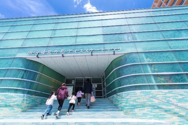 東京観光　大人デート　おすすめスポット　明治神宮外苑アイススケート場