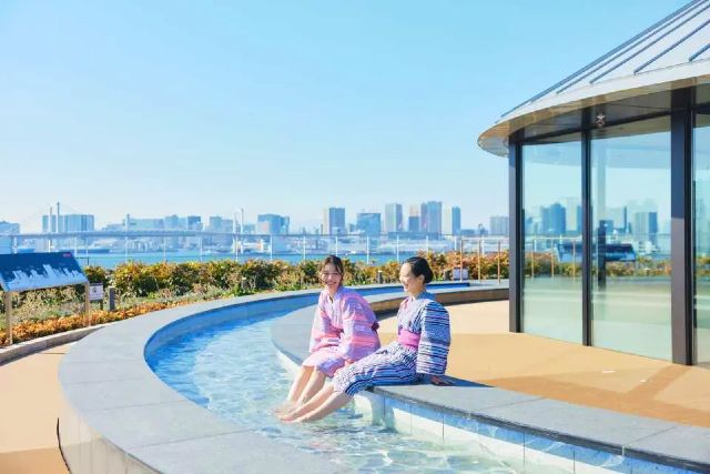 東京「東京豊州　万葉俱楽部」　日帰り温泉を楽しむ女性二人組