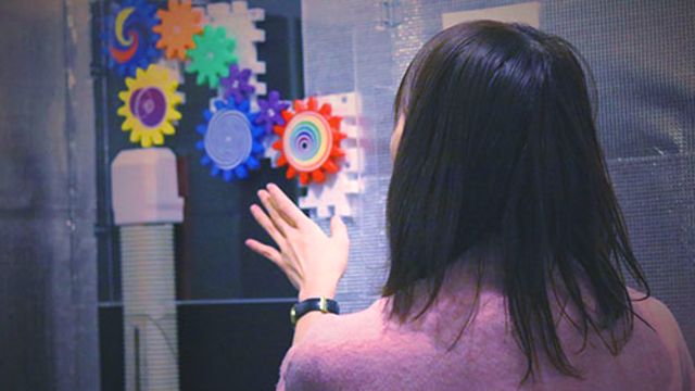 東京「NoEscape池袋店」　脱出ゲームを楽しむ女性