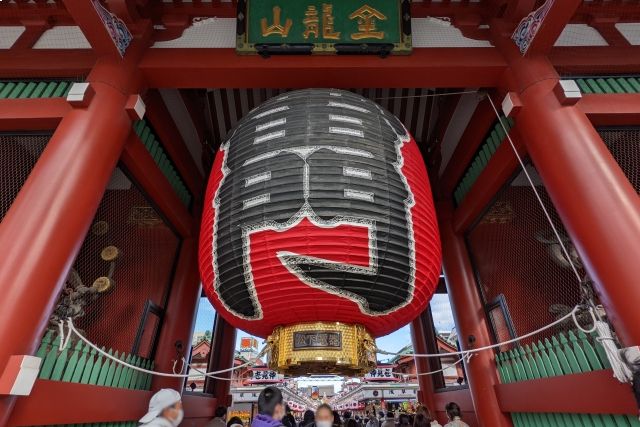 東京・浅草にある浅草寺（雷門の大きな提灯）