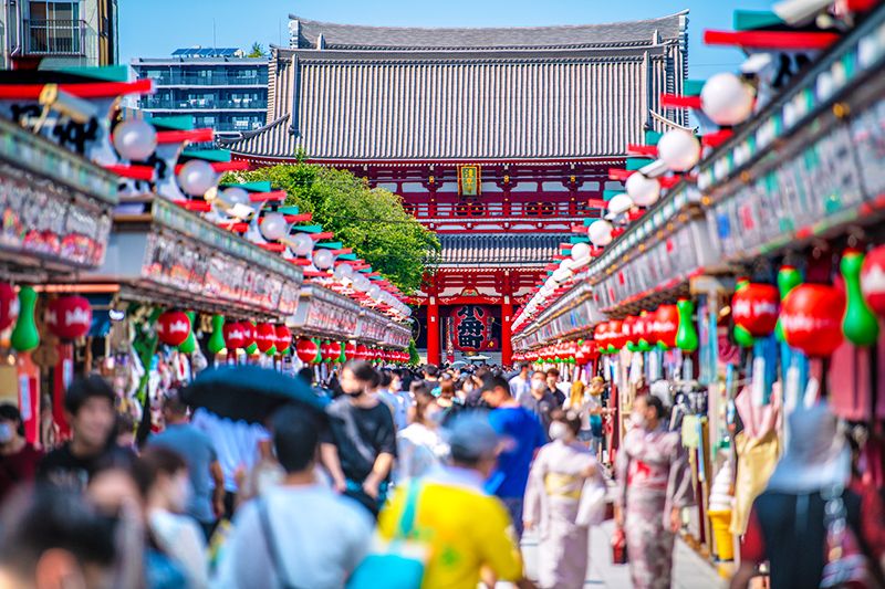 東京　1泊2日モデルコース　定番観光　人気スポット　浅草仲見世通り　浅草寺　雷門　浅草のシンボル　人々で賑わう通り