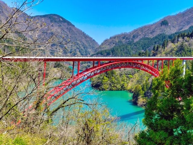 สะพานโทงะ โอฮาชิที่ทอดข้ามช่องเขาโชกาวะและแม่น้ำโชกาวะ