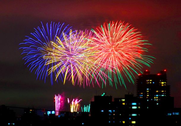 เทศกาลดอกไม้ไฟแม่น้ำโทโยฮิระ Doshin UHB Fireworks Festival ดอกไม้ไฟหลากสีสัน
