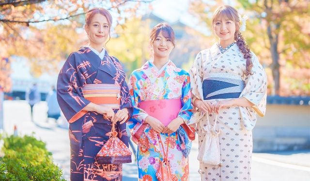 京都・清水寺「京都　着物レンタル　ミモザ　高台寺店」　着物レンタルをして観光を楽しむ女性